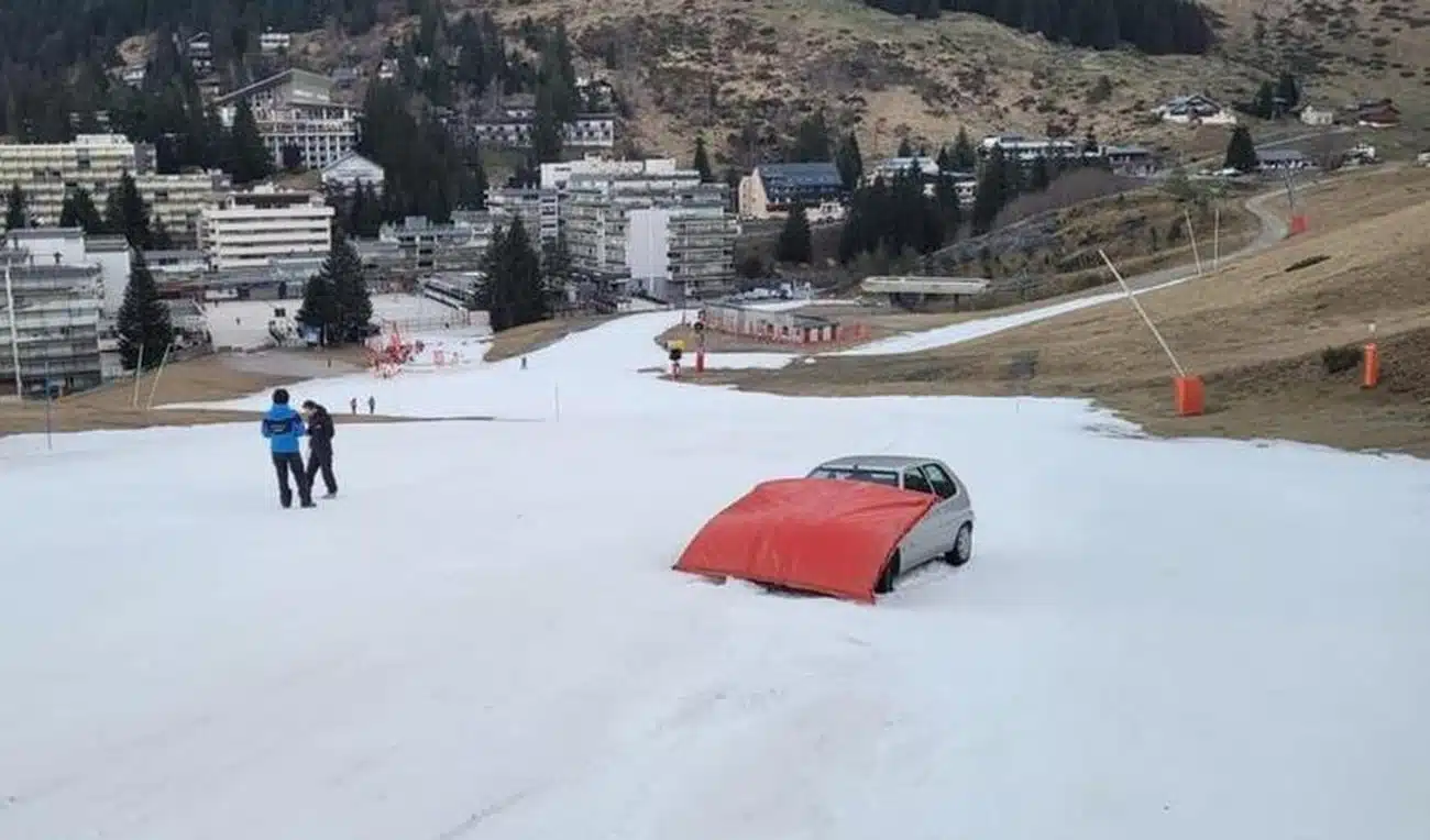 Un véhicule coincé sur une piste de ski