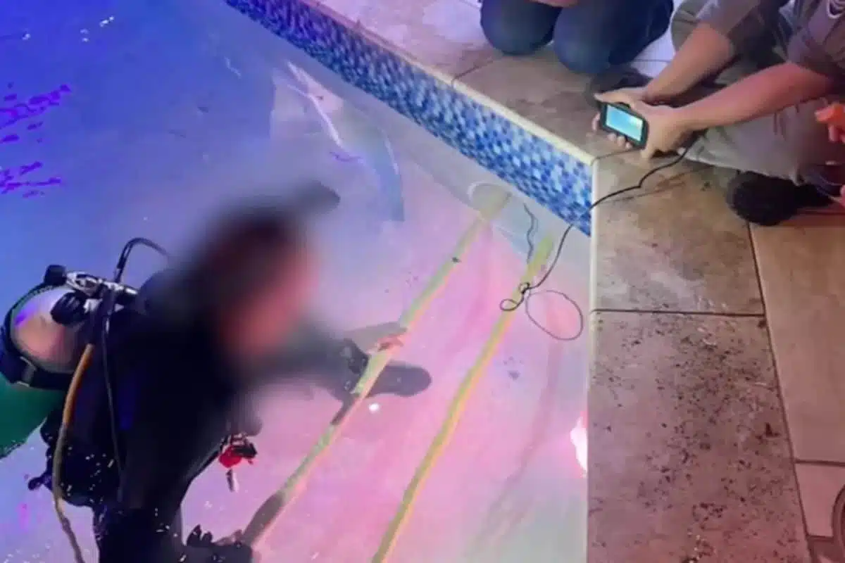 enfant piscine tuyau (2)