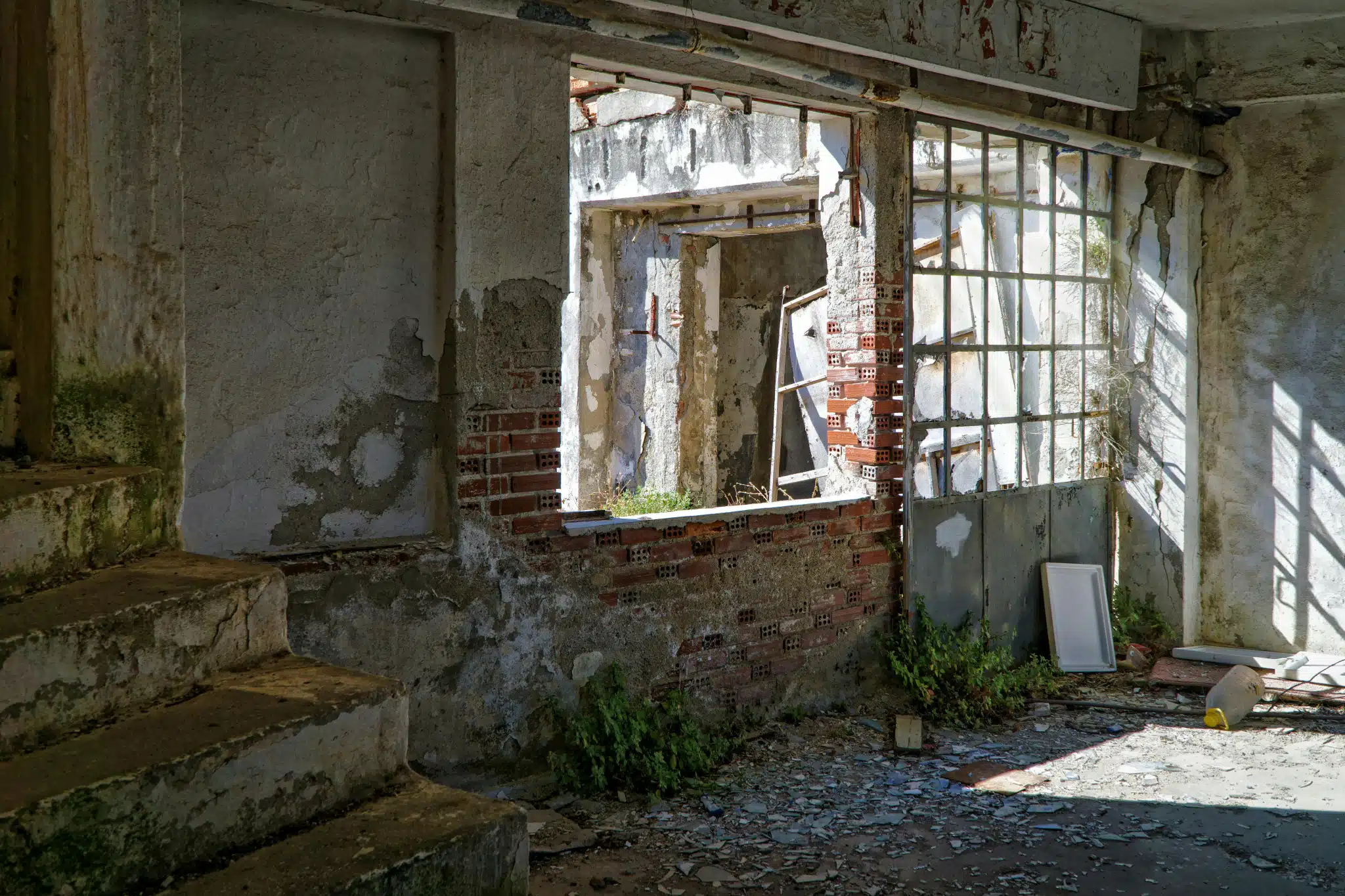 Six adolescents découvrent le corps d'un homme dans une maison abandonnée