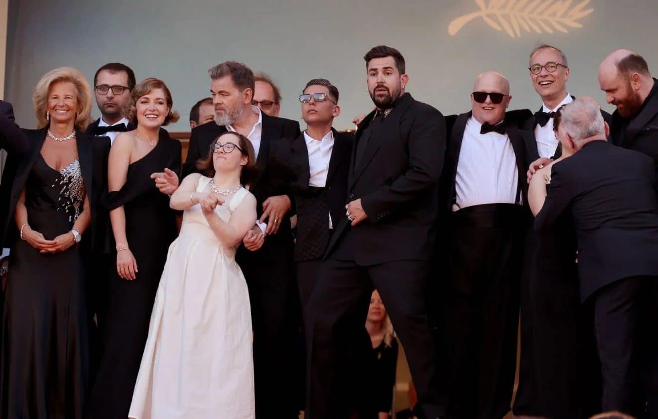 Artus et son équipe sur les marches du Festival de Cannes