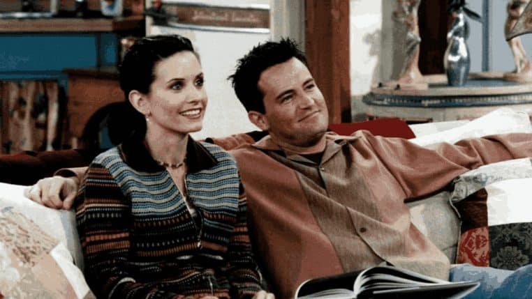 Courteney Cox et Matthew Perry, lors d'un épisode de la série Friends