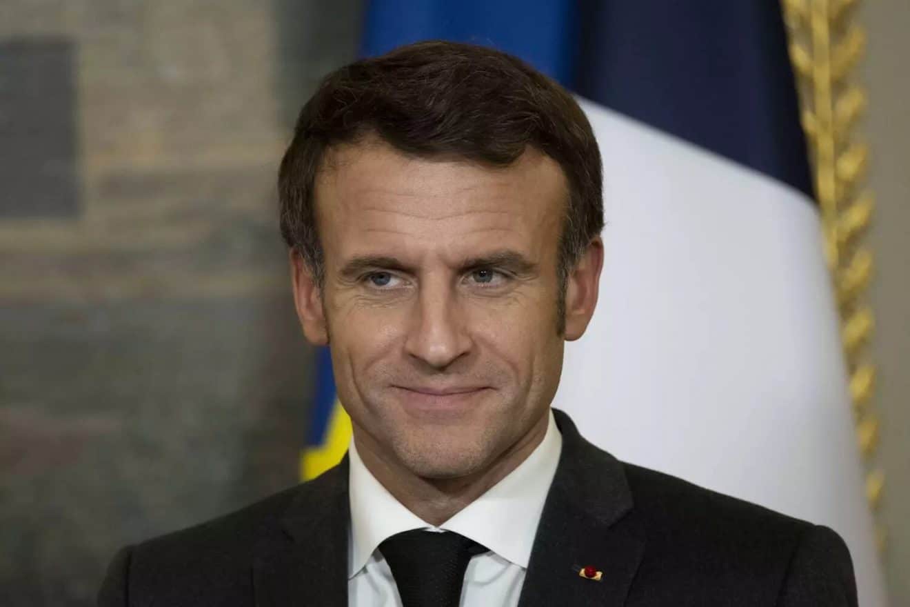 Emmanuel Macron porte-t-il une perruque ?