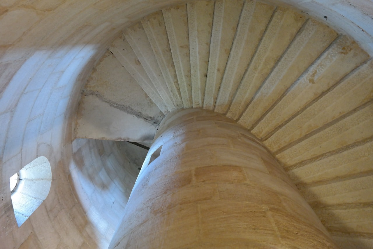 Image illustration Pourquoi les escaliers des châteaux-forts sont en colimaçon ?