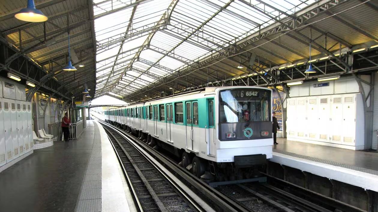 image illustration un voyageur du métro sauf un suicidaire