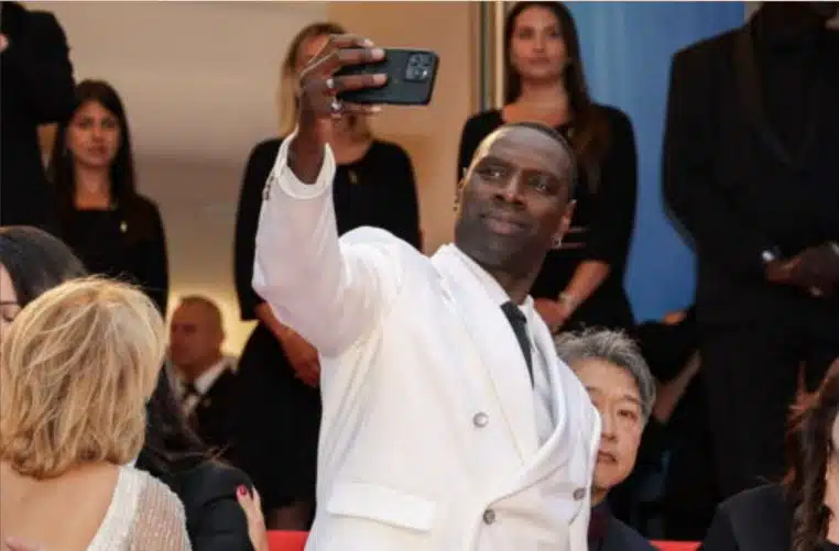 Image illustration Omar Sy recadre une fan après une phrase raciste.