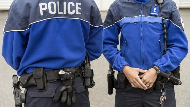 La police suisse arrête un homme nu