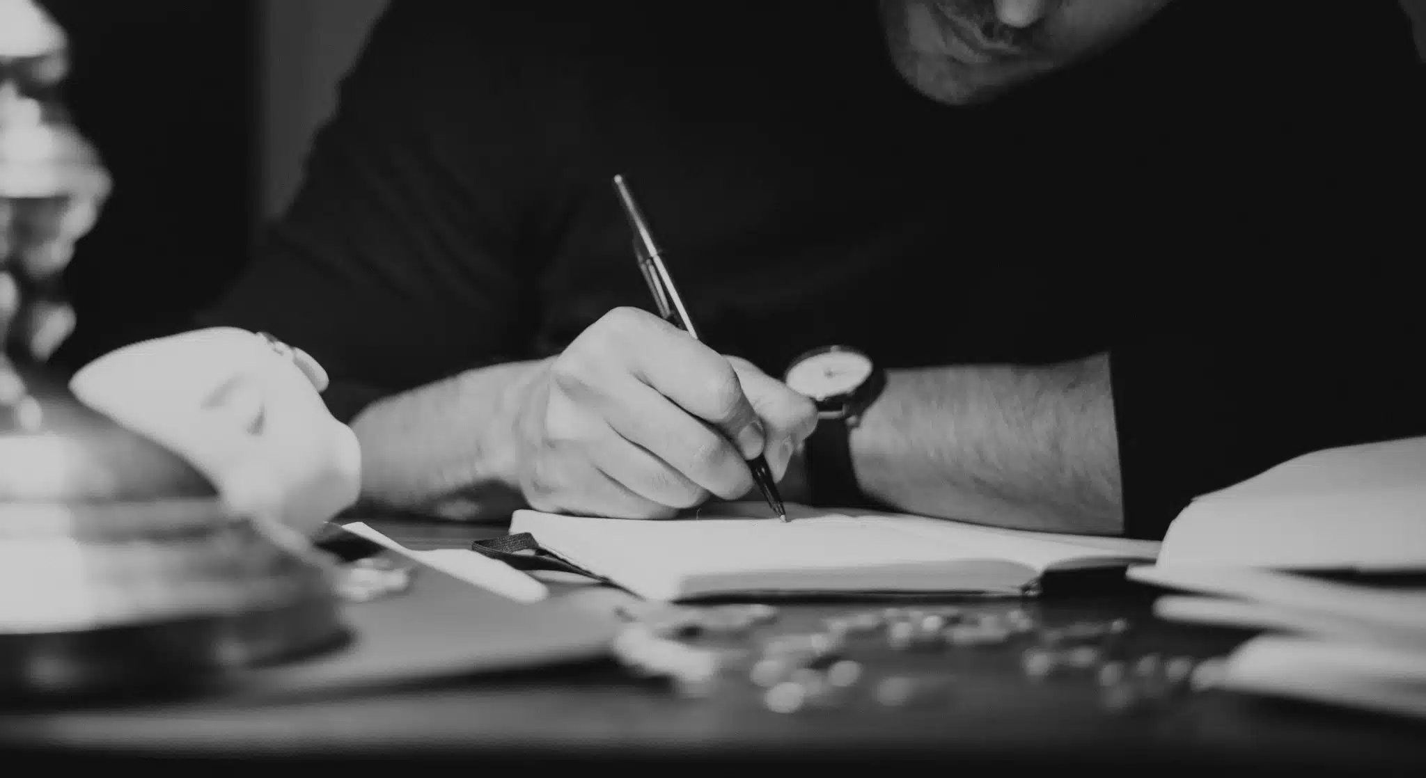 Un célèbre romancier décède à 77 ans