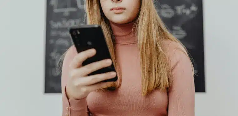 Une adolescente de 16 ans avoue avoir inventé son vi*l