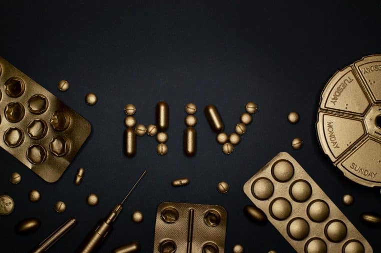 Syringe and Pills on Blue Background, Sunlenca, traitement prometteur pour le sida