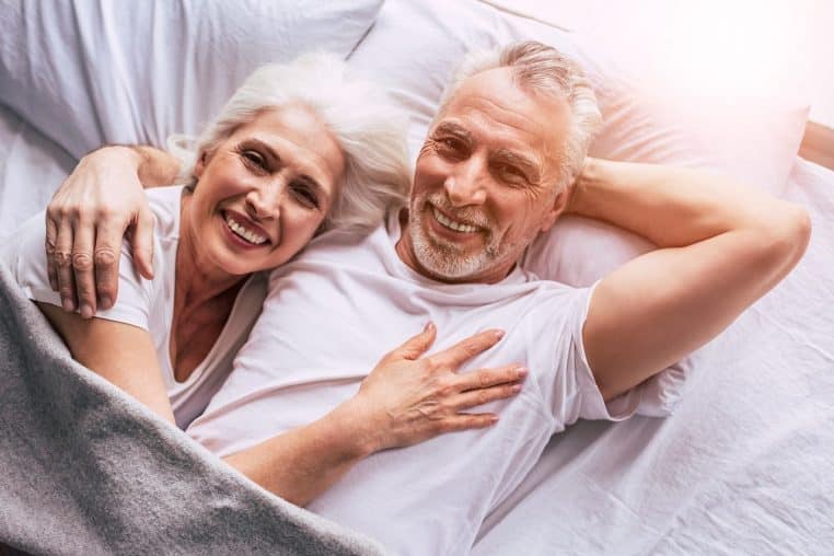 senior, couple, bed, bien-être-retraité