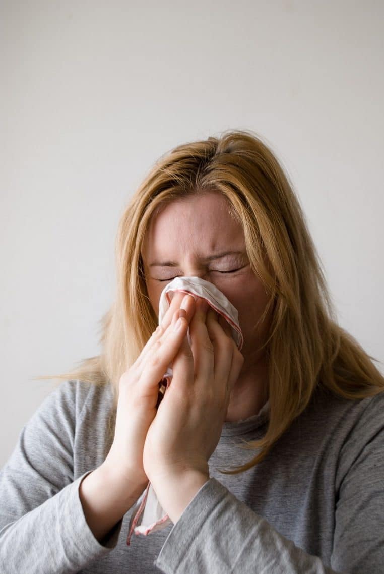 woman, sneeze, blowing nose, éternuement, danger