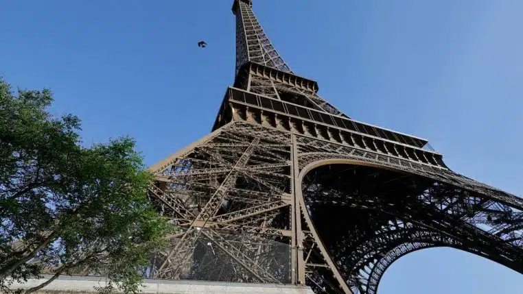 cerceuil deposes pied tour eiffel