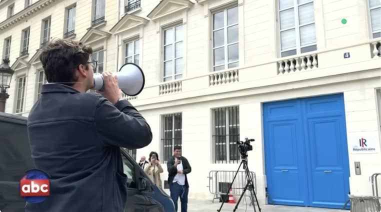 Image illustration Emmanuel Macron prend les européennes comme un coup de pied aux fesses.