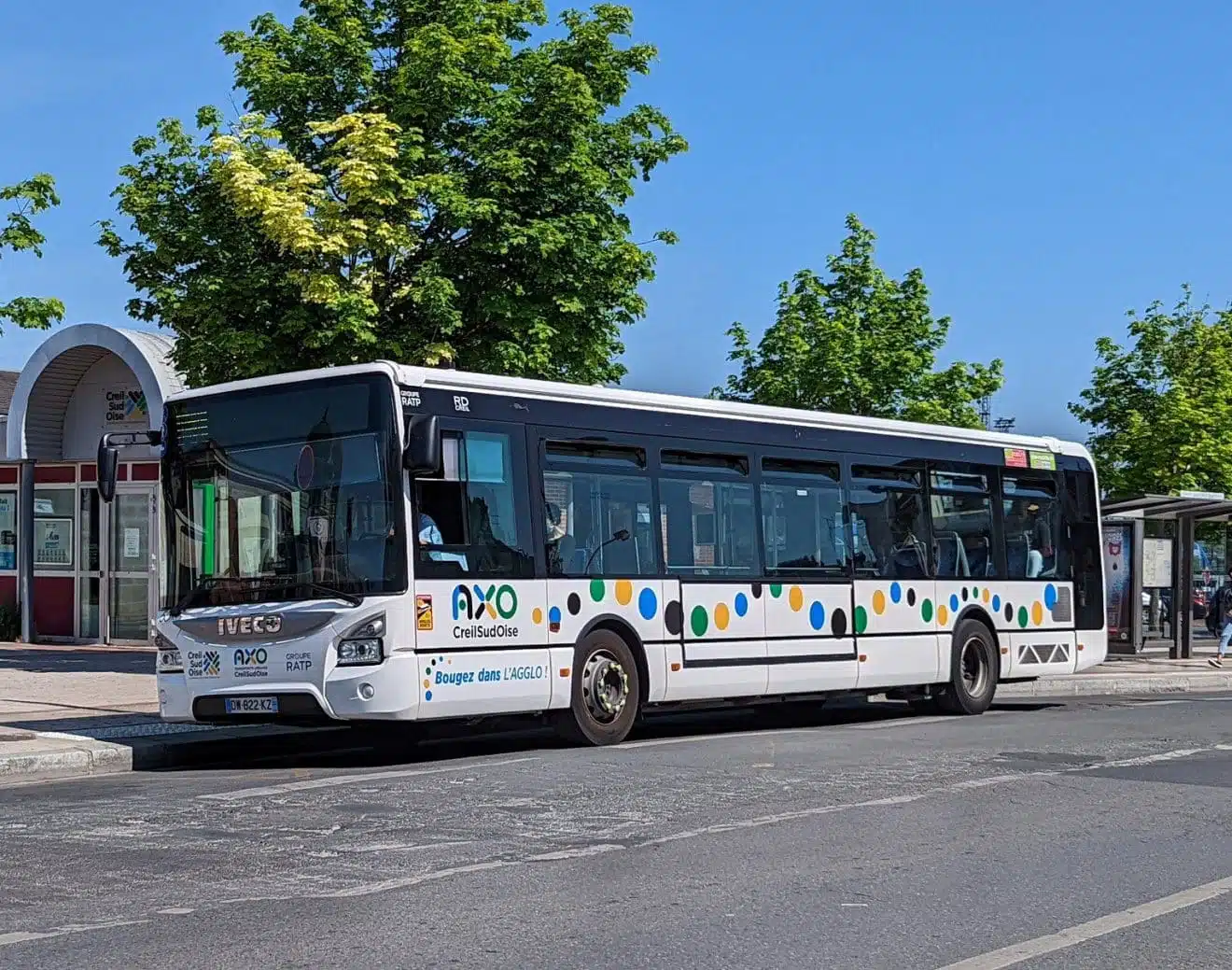 Image illustration, un chauffeur de bus est menacé de mort par un automobiliste raciste.
