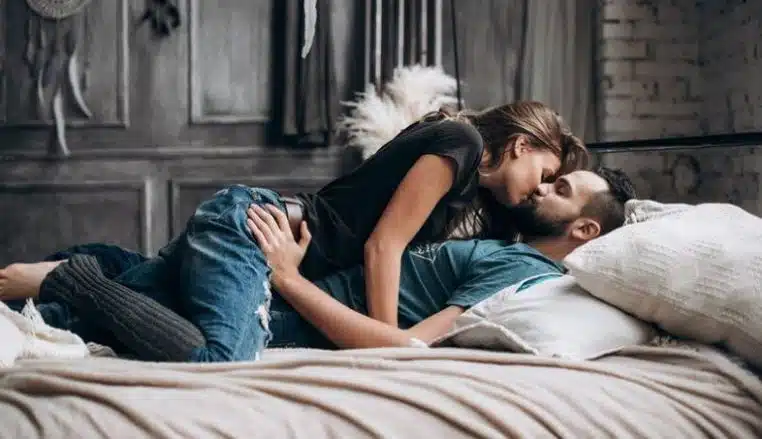 Image illustration un couple fait bruyamment l'amour.