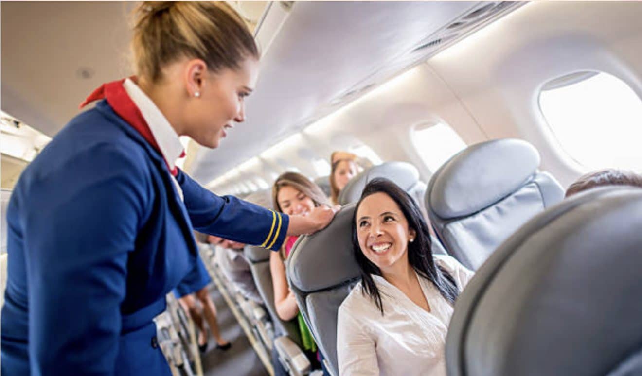 Image illustration pourquoi les hôtesses de l'air s'assoient-elles sur leurs mains au décollage ?