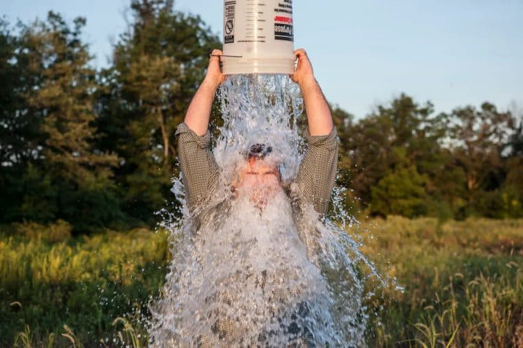 Image illustration le ice bucket challenge revient avec le défi givré pour lutter contre la maladie de charcot.