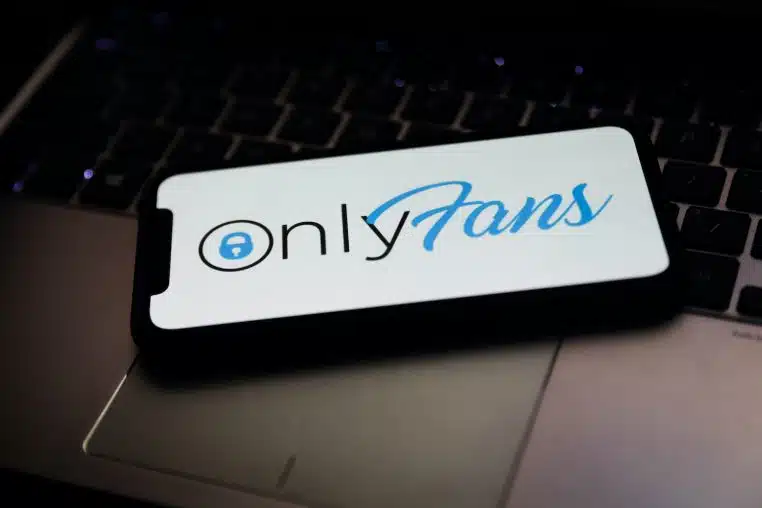 Image illustration un homme achète des photos sur OnlyFans ans savoir qu'elles viennent de sa fille.