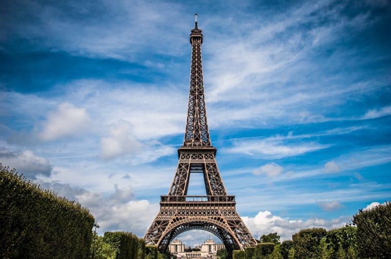 Image illustration près de la tour Eiffel un joueur de bonneteau arnaque un touriste et lui vole 2500 euros