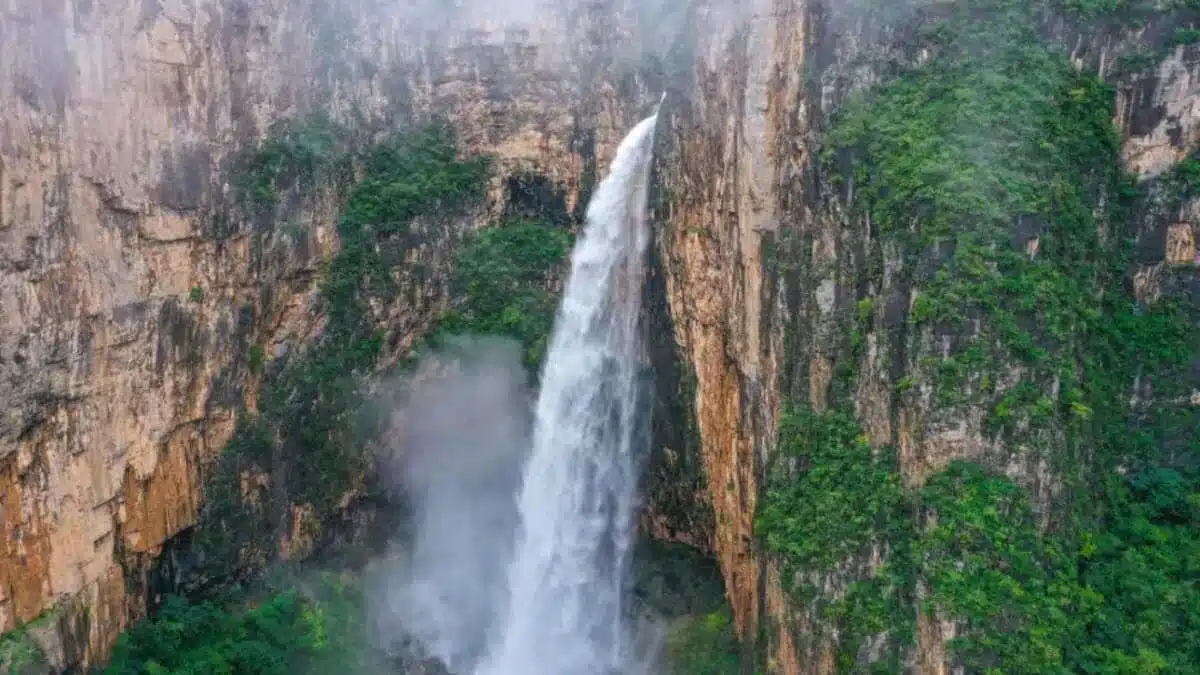Chine : une cascade alimentée par des tuyaux !