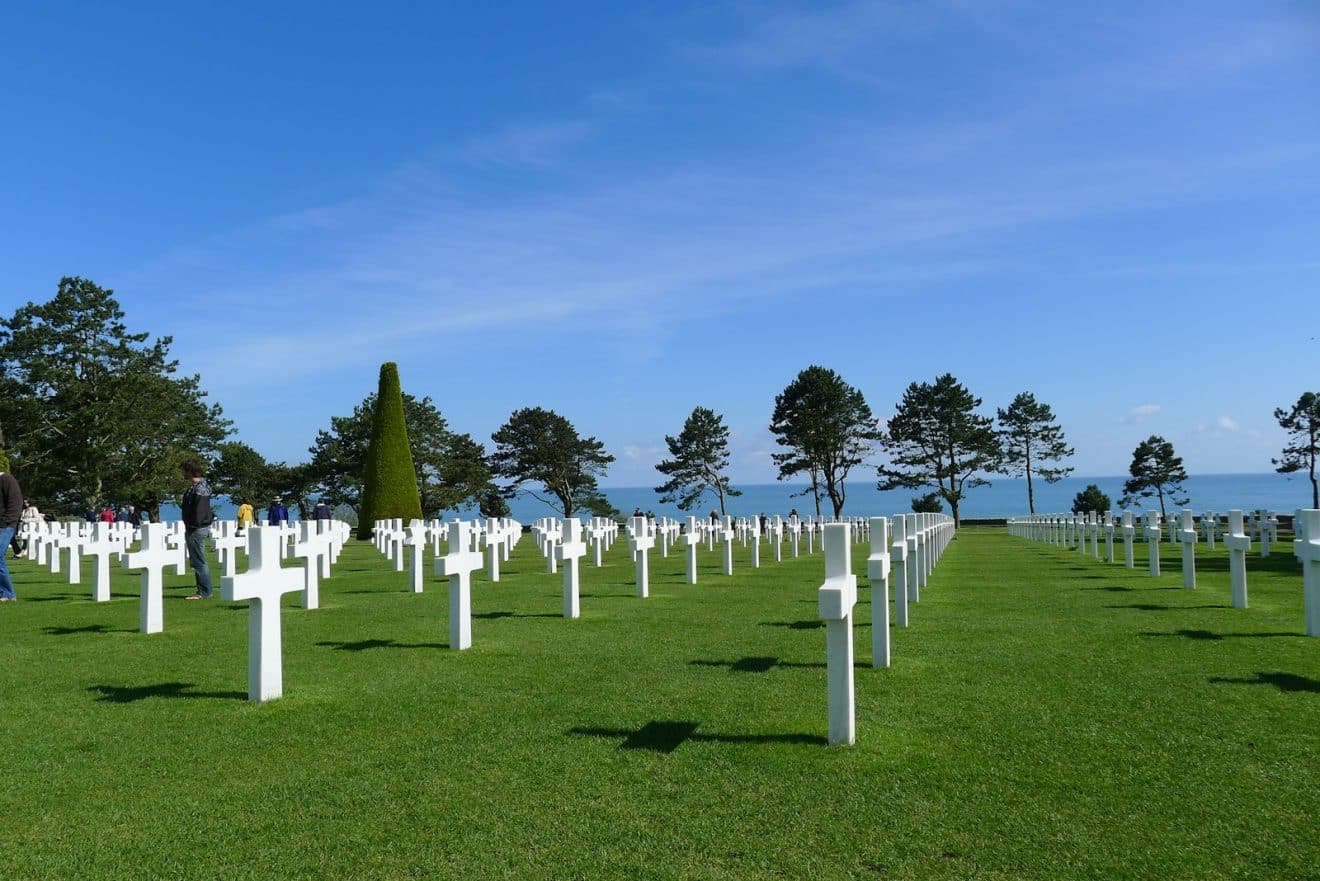 white wooden fence on green grass field during daytime, des personnes survivent à la mort ou sont déclarés mortes par erreur