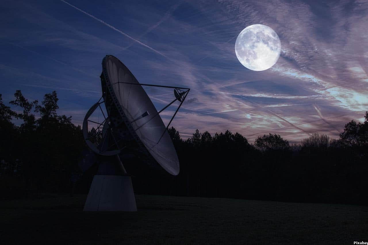 satellite-écoutant-le-ciel-à-la-recherche-de-signal-à-travers-l'espace