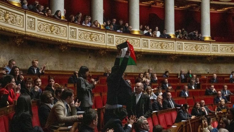 Sébastien Delogu brandit le drapeau palestinien