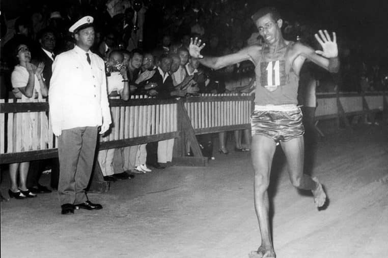 Abebe-Bikila-maratona-olimpica-Roma-1960