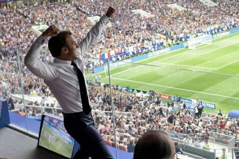 Emmanuel Macron euro foot