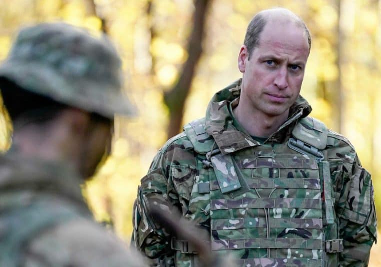 Le prince William combat les flammes lors d’une visite officielle