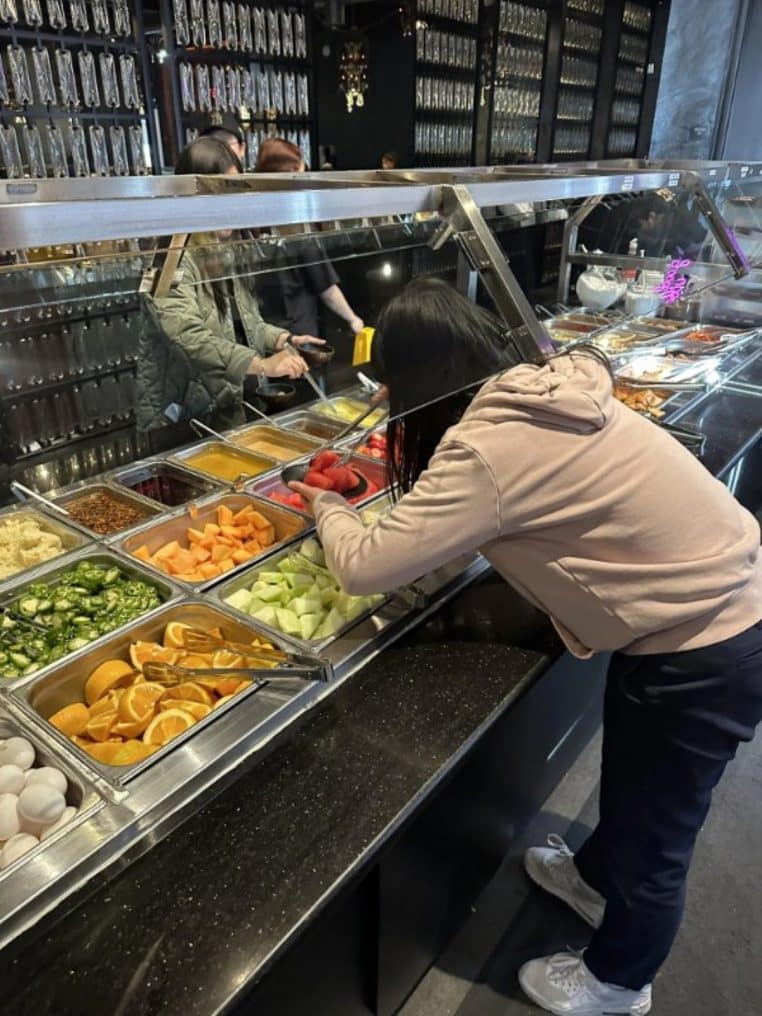 un humain partant à la chasse à la salade