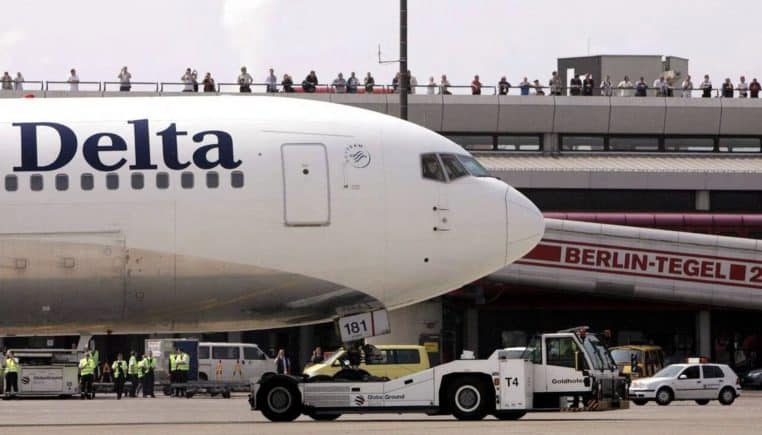 Image illustration un avion sert des plateaux repas avariés et doit se poser en urgence