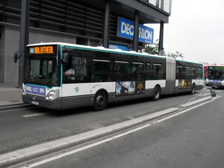 Image illustration, des chauffeurs de bus sont coachés par des humoristes