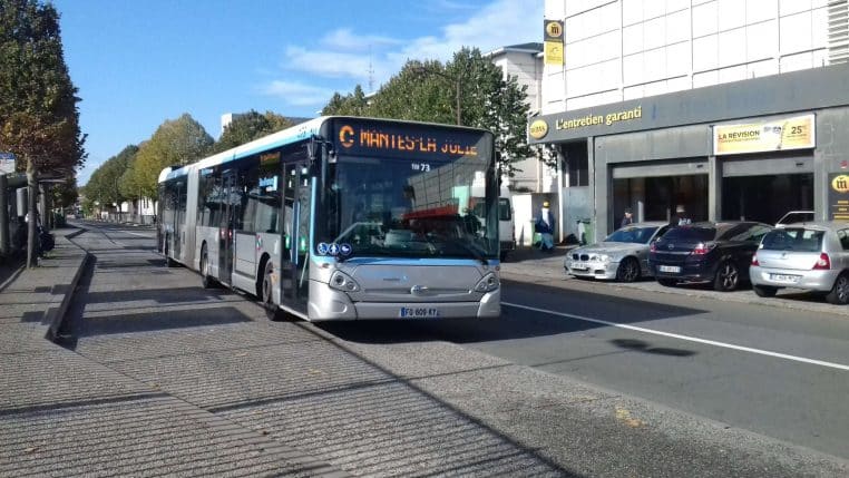 Image illustration un homme vole un bus à Mantes-la-Jolie, car il est fan des bus