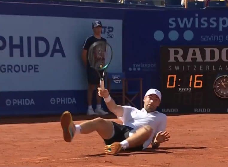 Image capture d'écran, Quentin Halys joue au tennis par terre