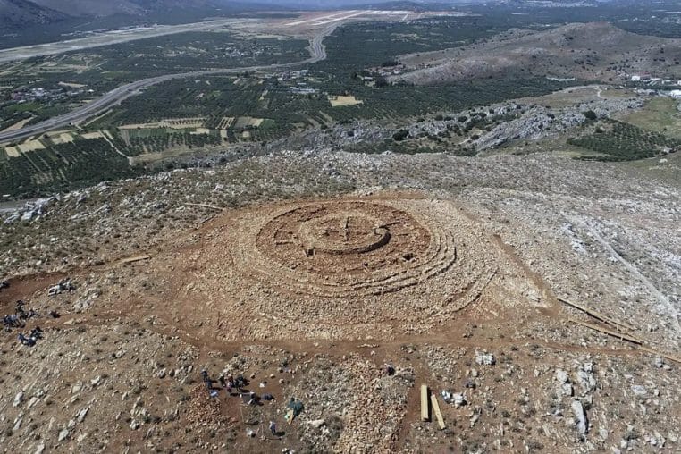 Image illustration un labyrinthe découvert près d'un aéroport en construction