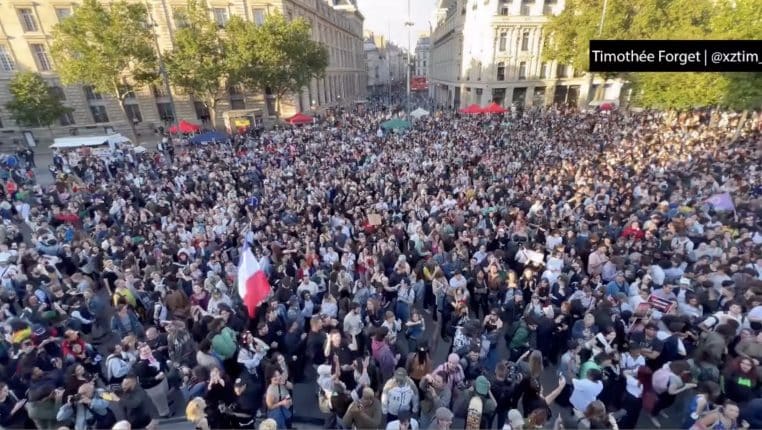 Image illustration des manifestants réclame le départ d'Hanouna