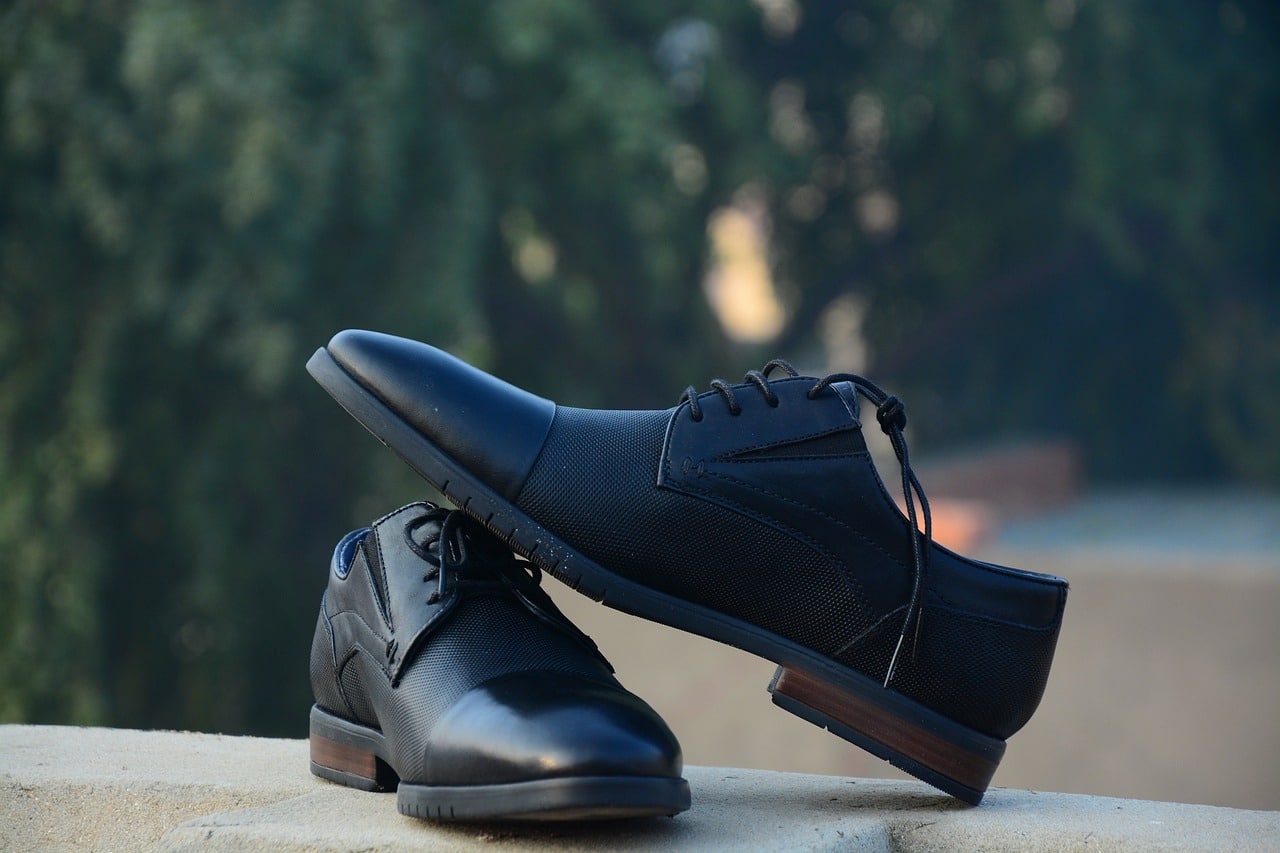 paire de chaussures noires pour homme