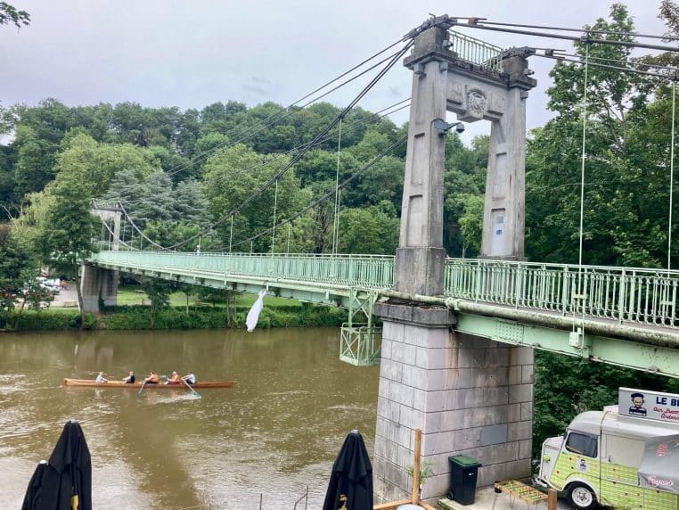 robe mariee suspendu pont personne sait