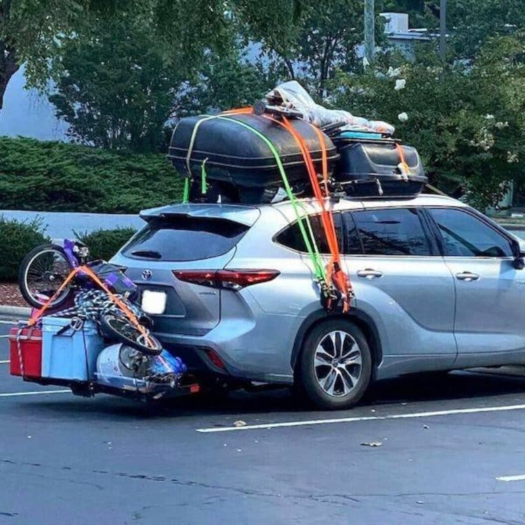 Une voiture surchargé d'équipement