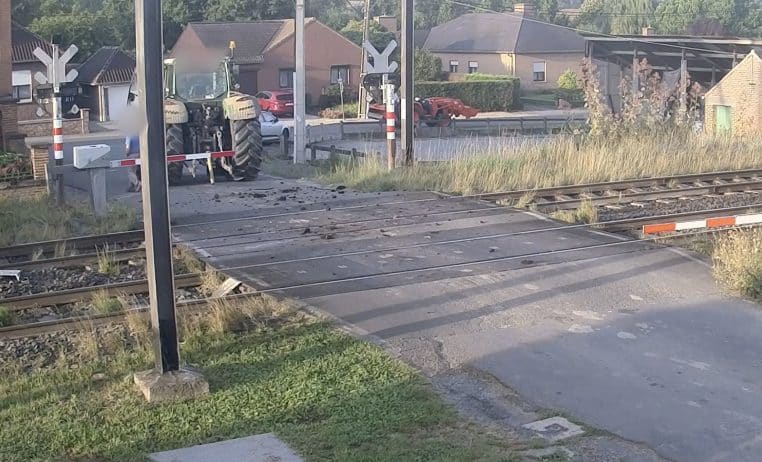 Image capture d'écran une remorque heurte un TGV sur un passage à niveau