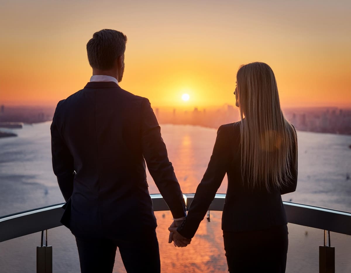 Couple-observer-coucher-soleil-différence-salaire