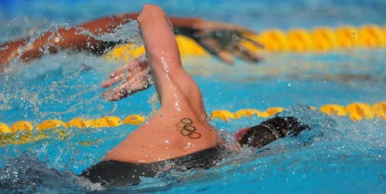 image illustration les athlètes ont des tatouages des anneaux olympiques