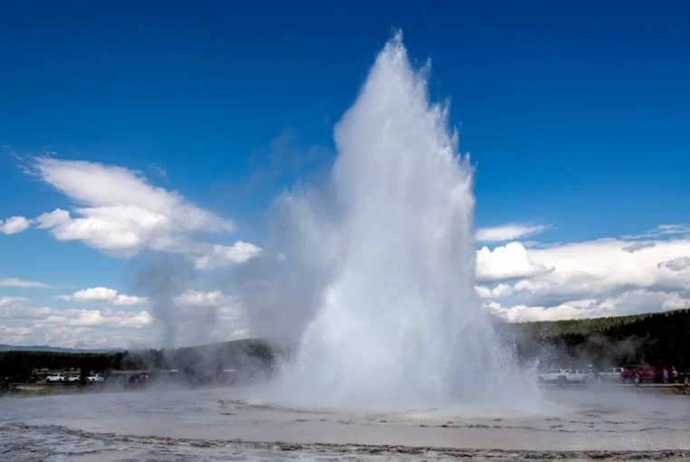 Source-chaude-Yellowstone-geyser