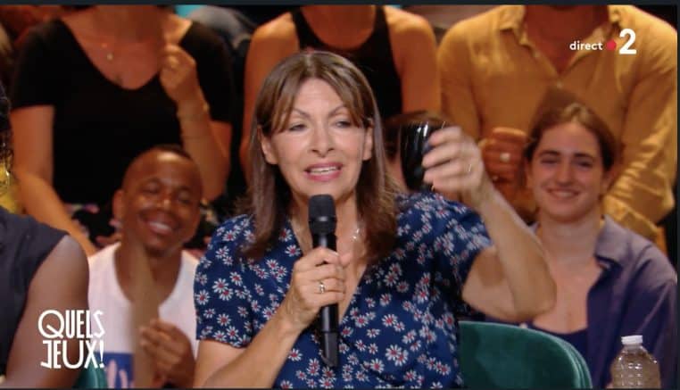 Image capture d'écran Anne Hidalgo reçoit l'eau de la seine.