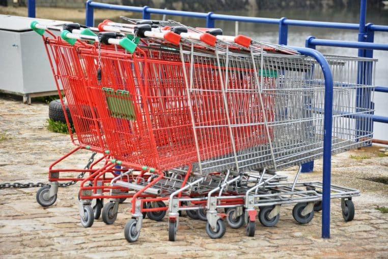 Image illustration auchan demande votre carte d'identité si vous voulez un chariot