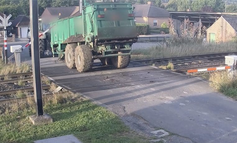 Image capture d'écran une remorque heurte un TGV sur un passage à niveau