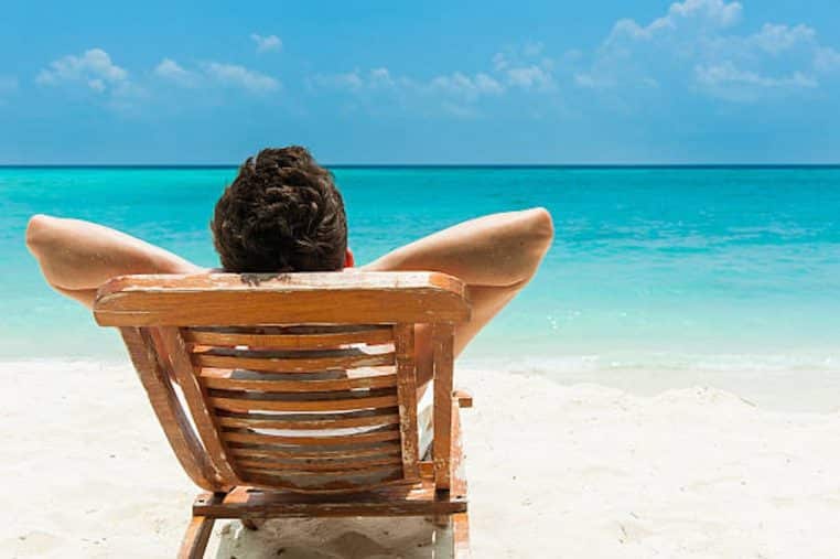 image illustration blague un homme allongé sur une plage nudiste