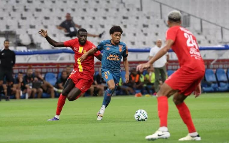 Image illustration le match Lorient contre Matignes assisté par un chat dans les gradins