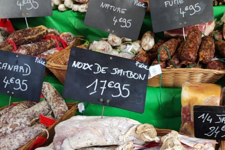 Image illustration attention aux faux saucissons et produit du terroir sur les marchés